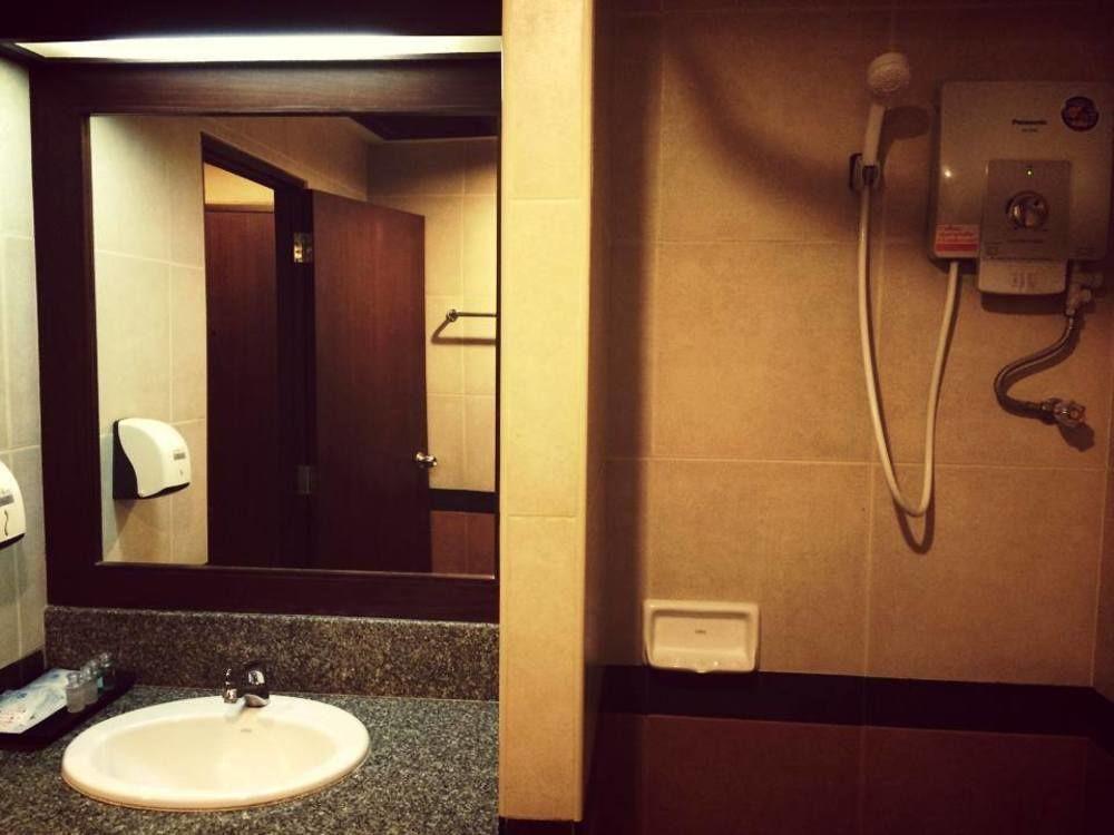 Nipa Garden Hotel Сурат Тхани Екстериор снимка